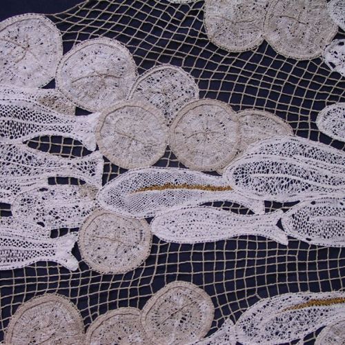 Détail nappe d'autel - Création Dentellières Jurassiennes pour la chapelle de l'Unité à Develier Dessus