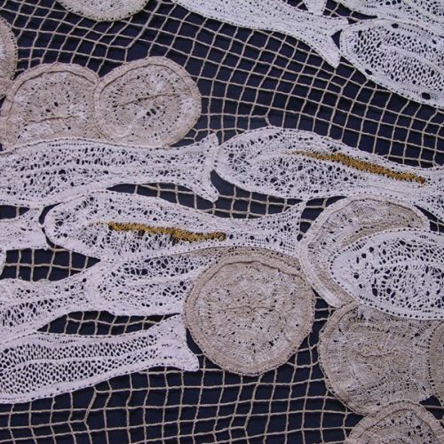 Détail nappe d'autel - Création Dentellières Jurassiennes pour la chapelle de l'Unité à Develier Dessus